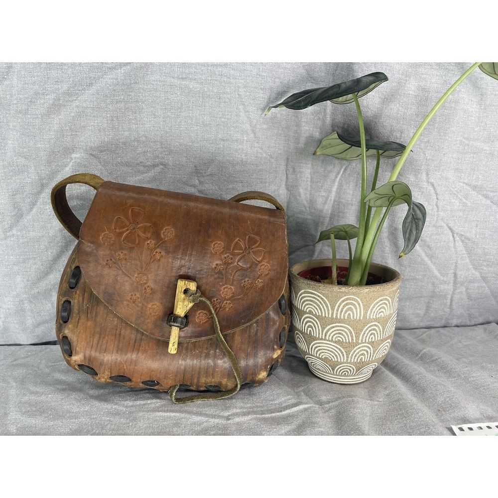 Vintage‎ hand tooled leather shoulder bag Purse  1970s